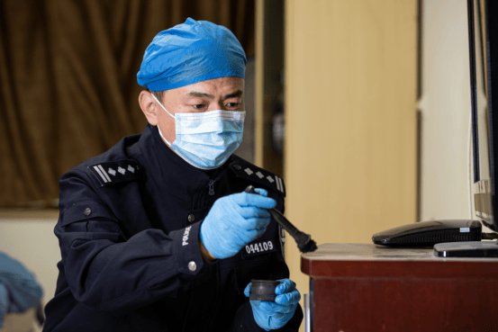 hga025开户_苏州民警严方：840余万枚指纹、9000余起案件hga025开户，他在方寸间寻找真相