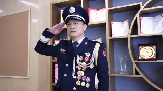 hga025开户_苏州民警严方：840余万枚指纹、9000余起案件hga025开户，他在方寸间寻找真相