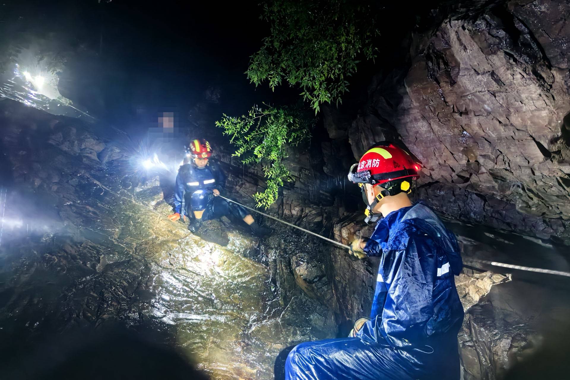 皇冠信用網出租_无视暴雨蓝色预警皇冠信用網出租，一男一女密云雨中登山被困